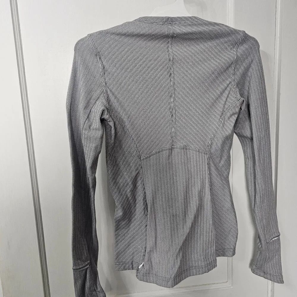 Lululemon Fittdd Athletic Shirt With Thumb Holes In Back Zipper Pocket Size 6